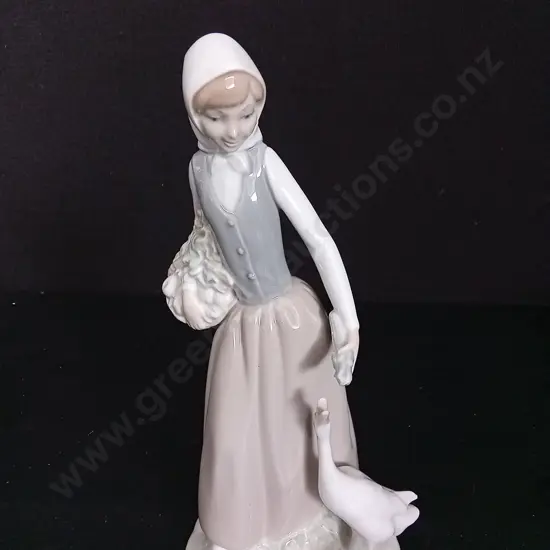VINTAGE PORCELAIN FIGURINE MADE IN SPAIN BY NAO H23.5CM