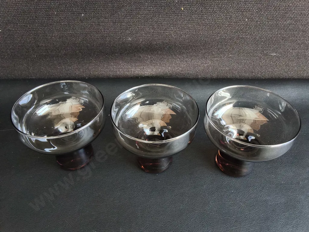 SET OF 3 VINTAGE SMOKED GLASS CHAMPAGNE COUPES, H 8 CM Image 1++