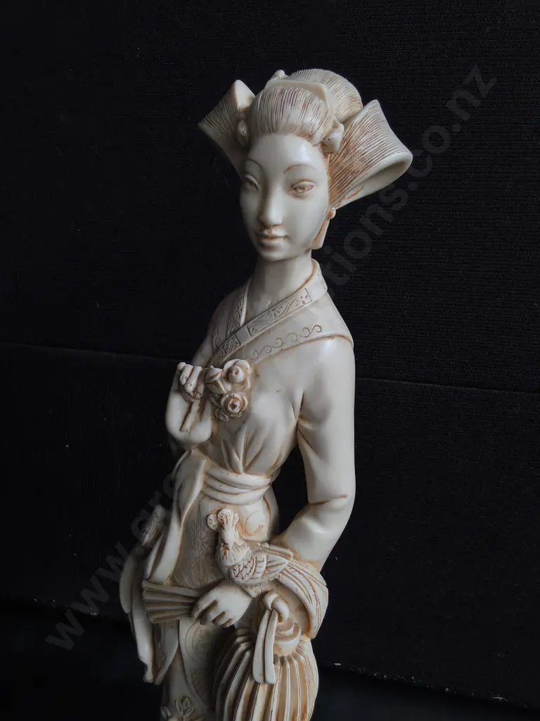 VINTAGE CARVED GEISHA FIGURINE MOUNTED ON WOODEN BASE, H 51 CM Image 1++