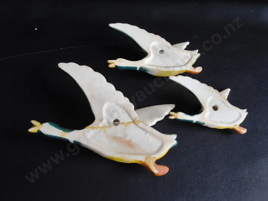 SET OF 3 VINTAGE CERAMIC FLYING WALL DUCKS, WIDEST W 17.5 CM, BIGGEST HAS BEEN REPAIRED Image 1++