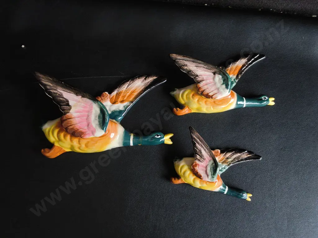 SET OF 3 VINTAGE CERAMIC FLYING WALL DUCKS, WIDEST W 17.5 CM, BIGGEST HAS BEEN REPAIRED Image 1++
