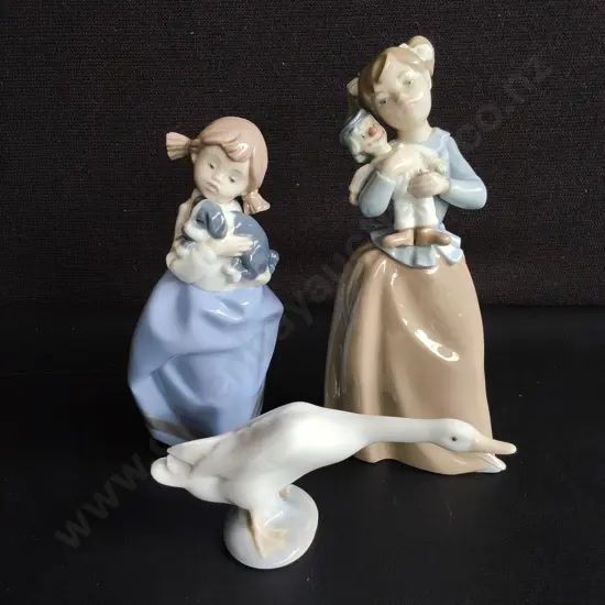 3 VINTAGE LLADRÓ PORCELAIN FIGURES, TALLEST H 22 CM