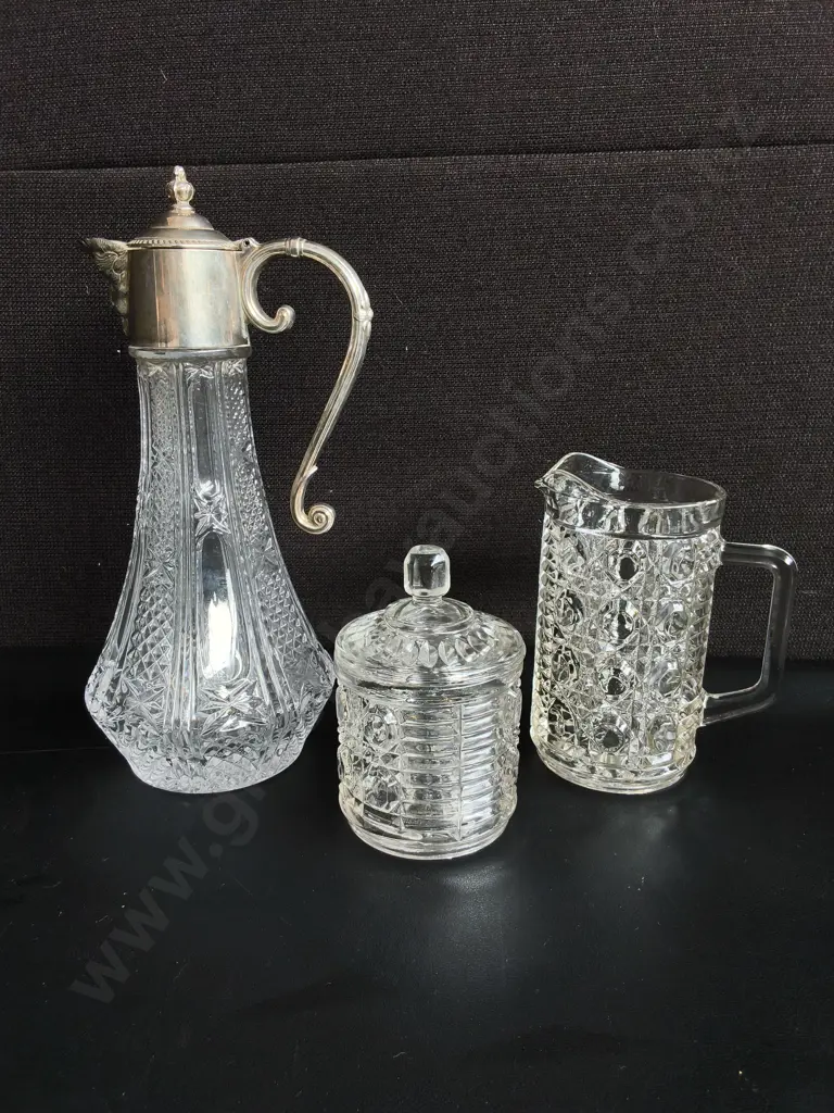 VINTAGE GLASSWARE, CLARET JUG, LIDDED CONDIMENT JAR AND CREAMER PITCHER, 3 PIECES, TALLEST H 28.5 CM Image 1++
