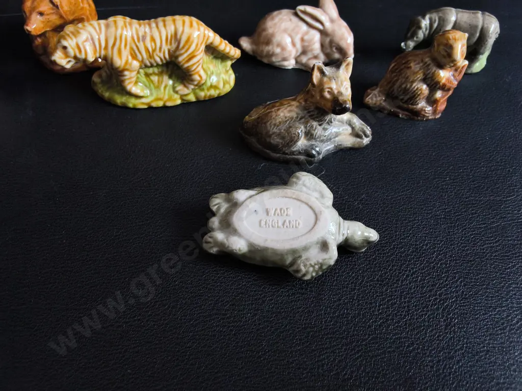 COLLECTION OF VINTAGE MINIATURE GLAZED CERAMIC FIGURINES, WADE MADE IN ENGLAND, TALLEST H 3 CM Image 1++