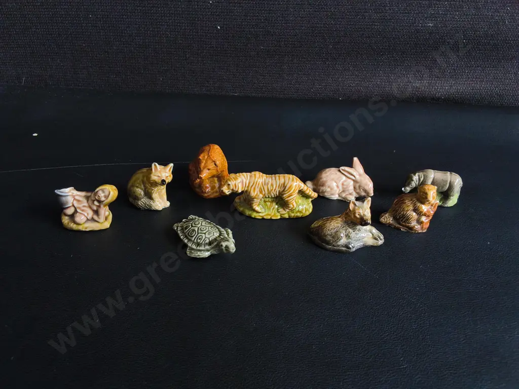 COLLECTION OF VINTAGE MINIATURE GLAZED CERAMIC FIGURINES, WADE MADE IN ENGLAND, TALLEST H 3 CM Image 1++