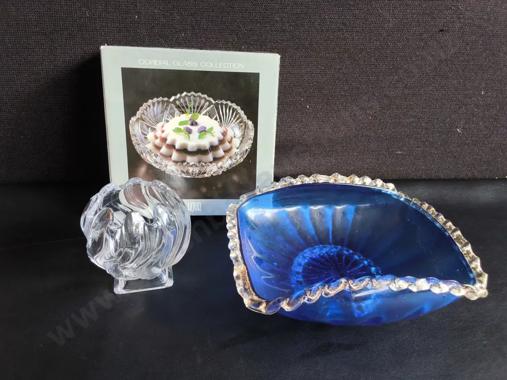 3 PIECES VINTAGE GLASSWARE,COBALT BLUE RUFFLED BOWL, BOXED HOYA CORDIAL GLASS COLLECTION, AND GLASS VASE, WIDEST W 24 CM Image 1++