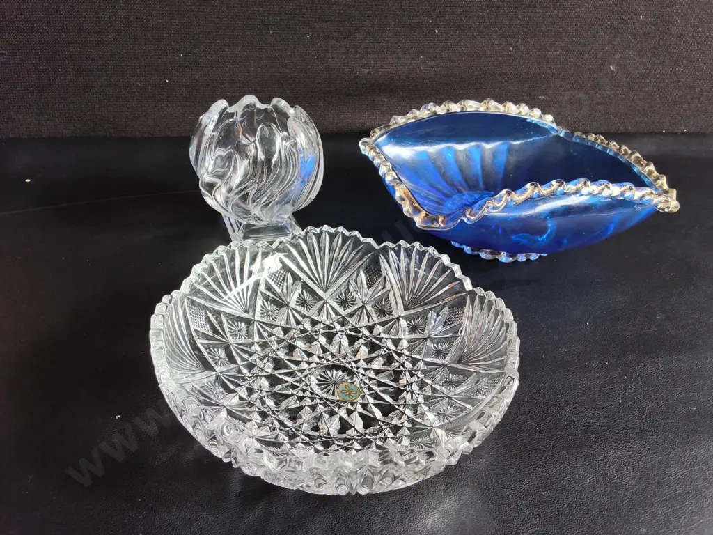 3 PIECES VINTAGE GLASSWARE,COBALT BLUE RUFFLED BOWL, BOXED HOYA CORDIAL GLASS COLLECTION, AND GLASS VASE, WIDEST W 24 CM Image 1++