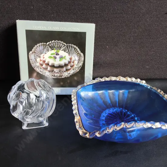 3 PIECES VINTAGE GLASSWARE,COBALT BLUE RUFFLED BOWL, BOXED HOYA CORDIAL GLASS COLLECTION, AND GLASS VASE, WIDEST W 24 CM