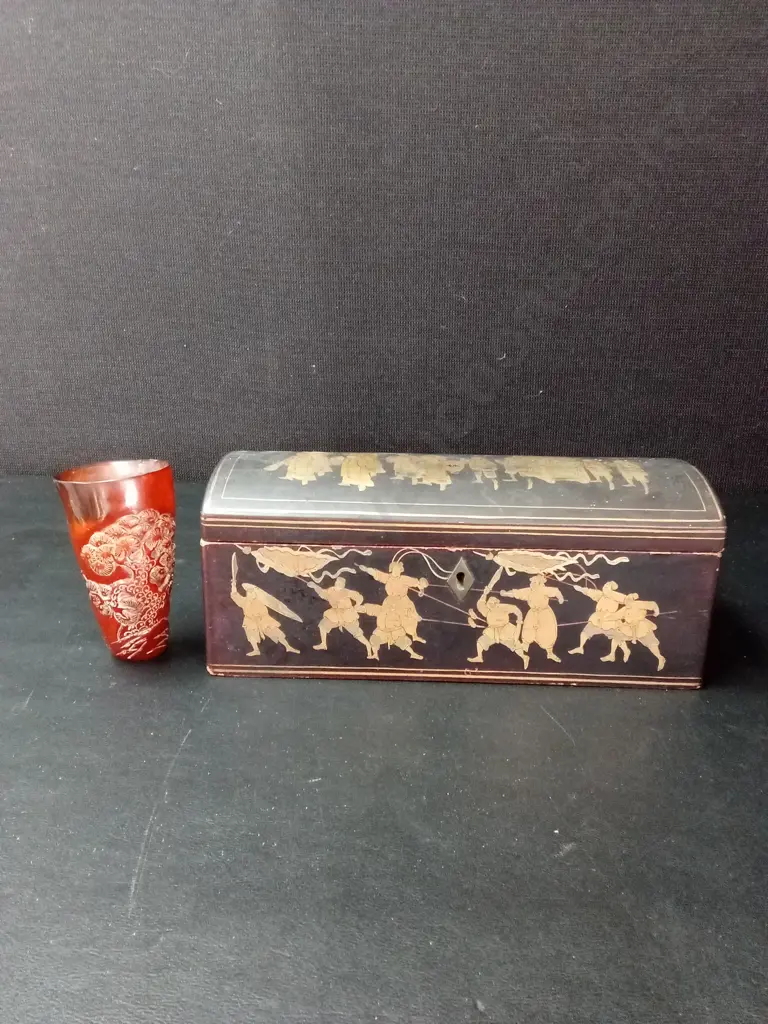 VINTAGE CHINESE BOX L25.5CM H9CM D10.5CM AND A HAND CARVED ANIMAL HORN LIBATION CUP H10CM Image 1++