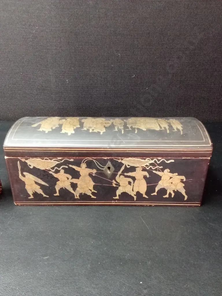 VINTAGE CHINESE BOX L25.5CM H9CM D10.5CM AND A HAND CARVED ANIMAL HORN LIBATION CUP H10CM Image 1++