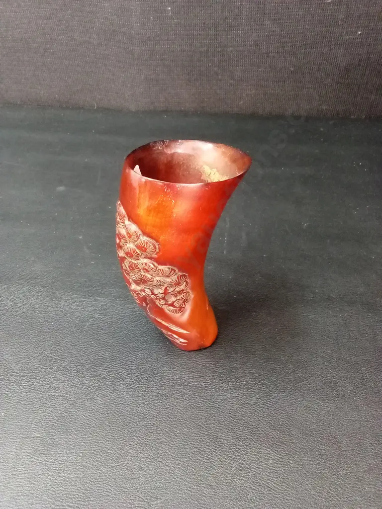 VINTAGE CHINESE BOX L25.5CM H9CM D10.5CM AND A HAND CARVED ANIMAL HORN LIBATION CUP H10CM Image 1++