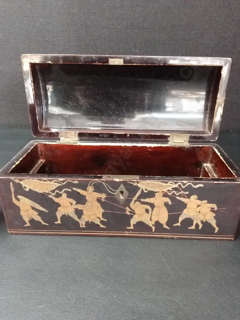 VINTAGE CHINESE BOX L25.5CM H9CM D10.5CM AND A HAND CARVED ANIMAL HORN LIBATION CUP H10CM Image 1++