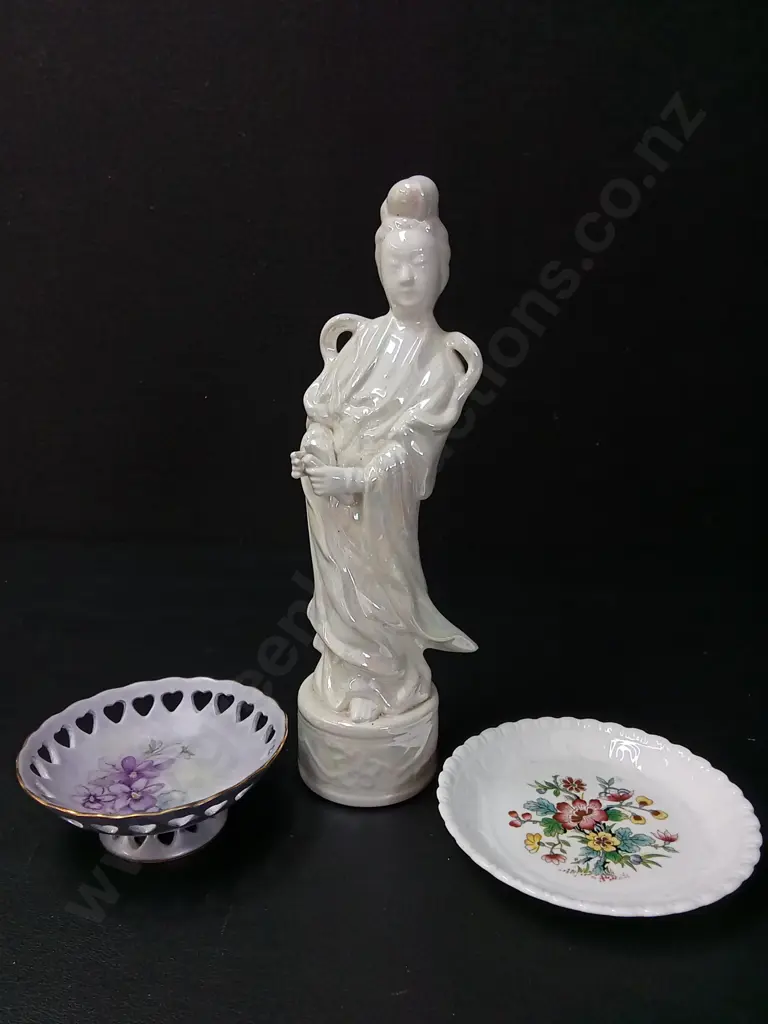 2 PIECES OF CHINA LARGEST D12CM AND AN ORIENTAL FIGURE H26CM Image 1++