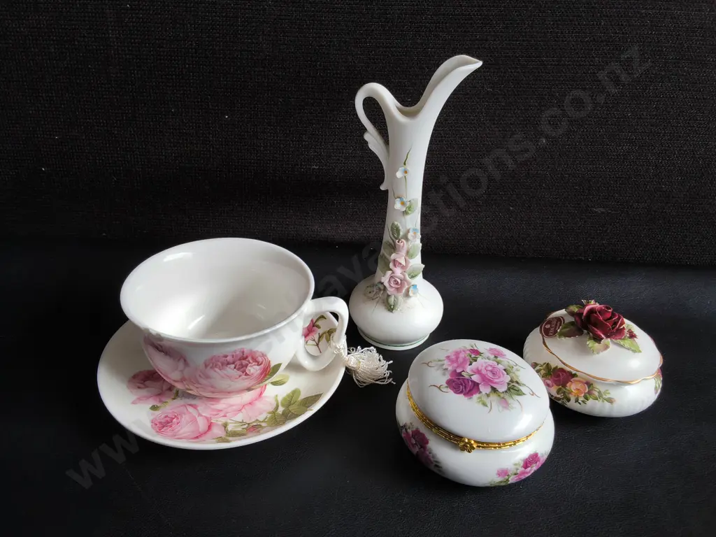 COLLECTION OF VINTAGE FLORAL PORCELAIN ITEMS, INCLUDING ROYAL ALBERT LIDDED JAR, TALLEST H 18 CM Image 1++