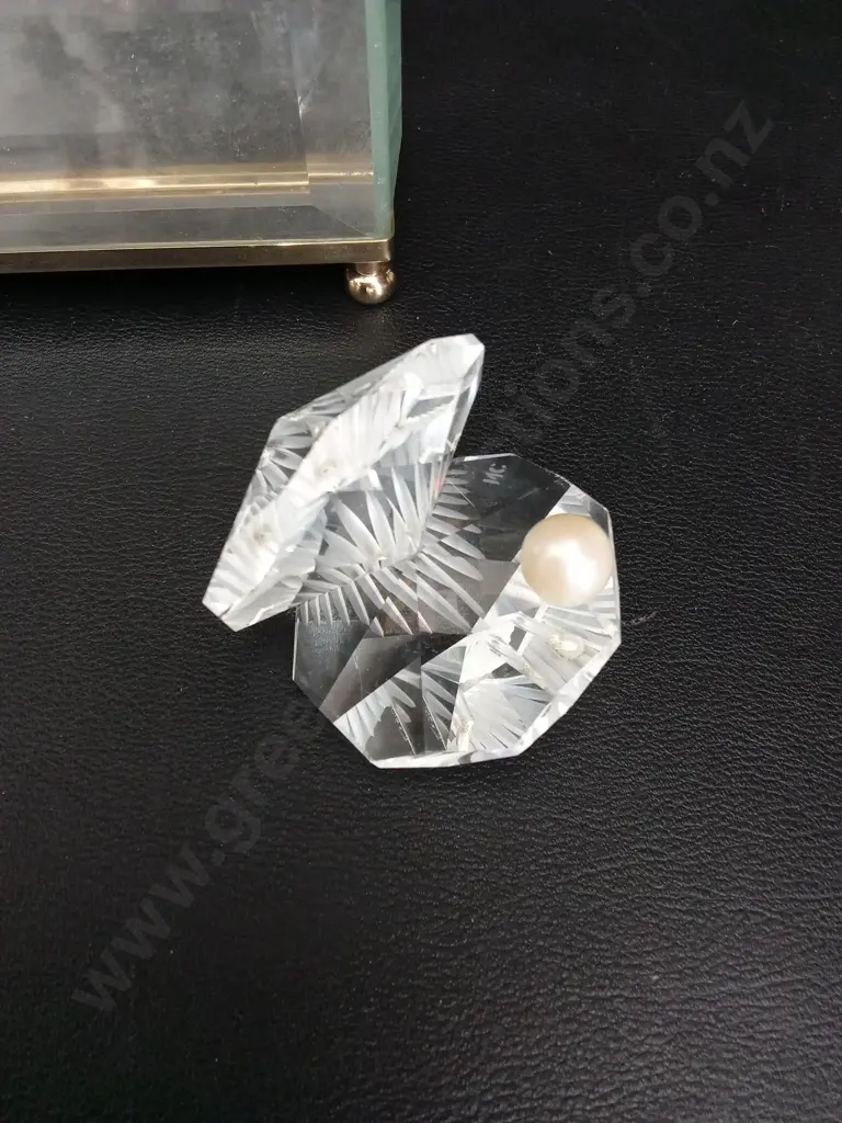 3 GLASS ITEMS INCLUDING WISHING WELL H14CM, TRINKET BOX L12CM AND CRYSTAL CLAM Image 1++