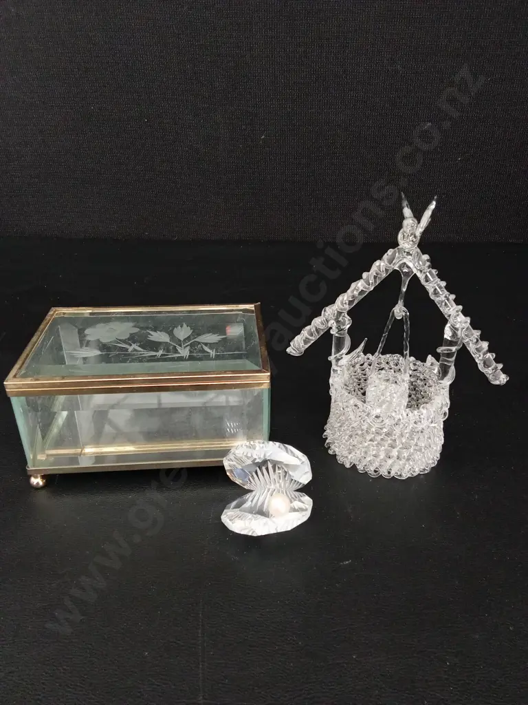 3 GLASS ITEMS INCLUDING WISHING WELL H14CM, TRINKET BOX L12CM AND CRYSTAL CLAM Image 1++