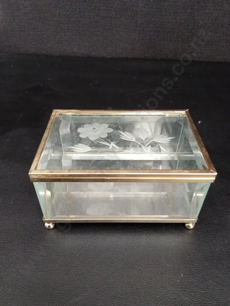 3 GLASS ITEMS INCLUDING WISHING WELL H14CM, TRINKET BOX L12CM AND CRYSTAL CLAM Image 1++
