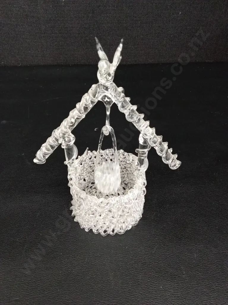 3 GLASS ITEMS INCLUDING WISHING WELL H14CM, TRINKET BOX L12CM AND CRYSTAL CLAM Image 1++