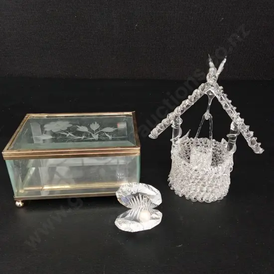3 GLASS ITEMS INCLUDING WISHING WELL H14CM, TRINKET BOX L12CM AND CRYSTAL CLAM