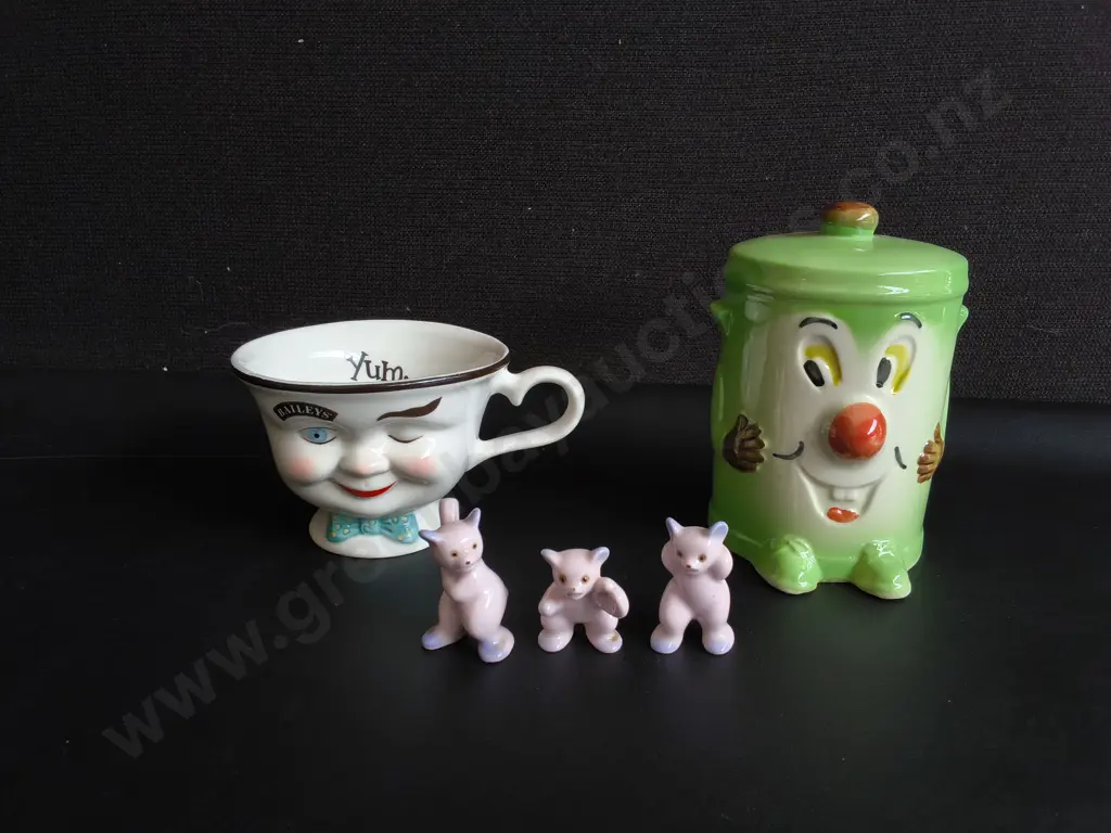 MIX OF VINTAGE CERAMICS, INCLUDING BAILEYS "YUM" CUP, DUSTY BIN MONEY BOX H 13 CM, AND SET OF 3 PORCELAIN BEAR FIGURINES Image 1++