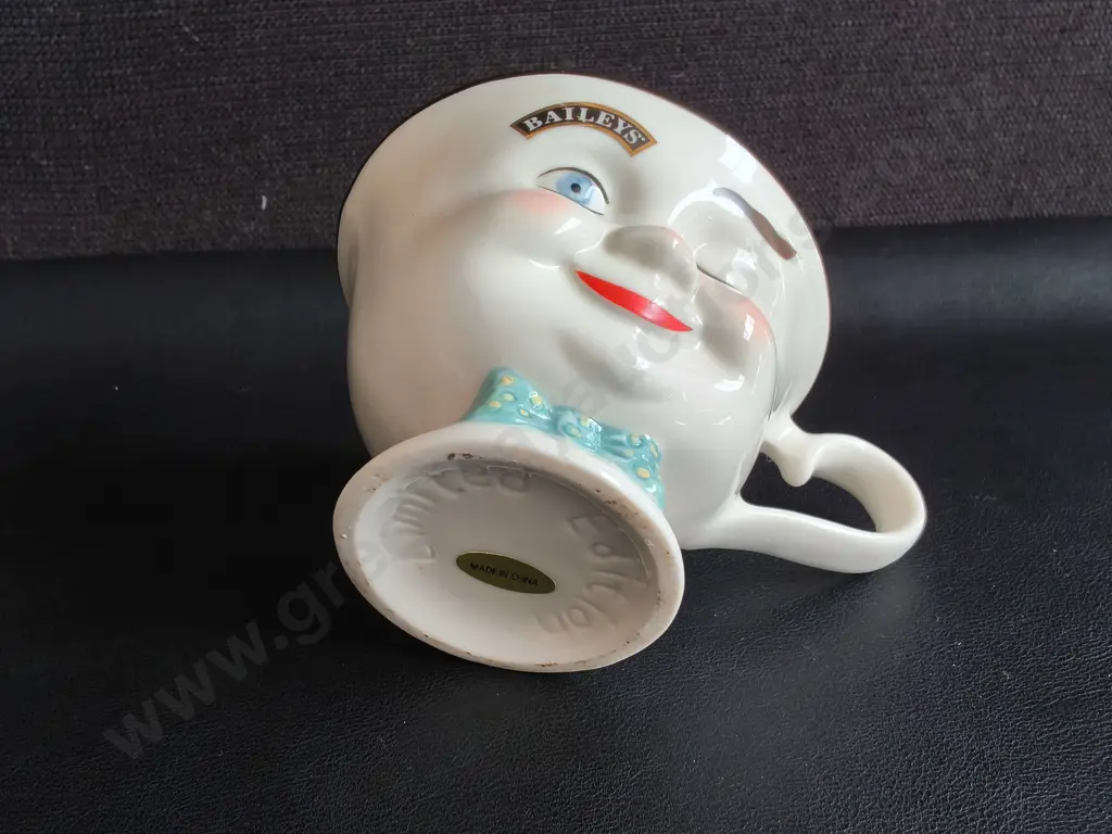 MIX OF VINTAGE CERAMICS, INCLUDING BAILEYS "YUM" CUP, DUSTY BIN MONEY BOX H 13 CM, AND SET OF 3 PORCELAIN BEAR FIGURINES Image 1++