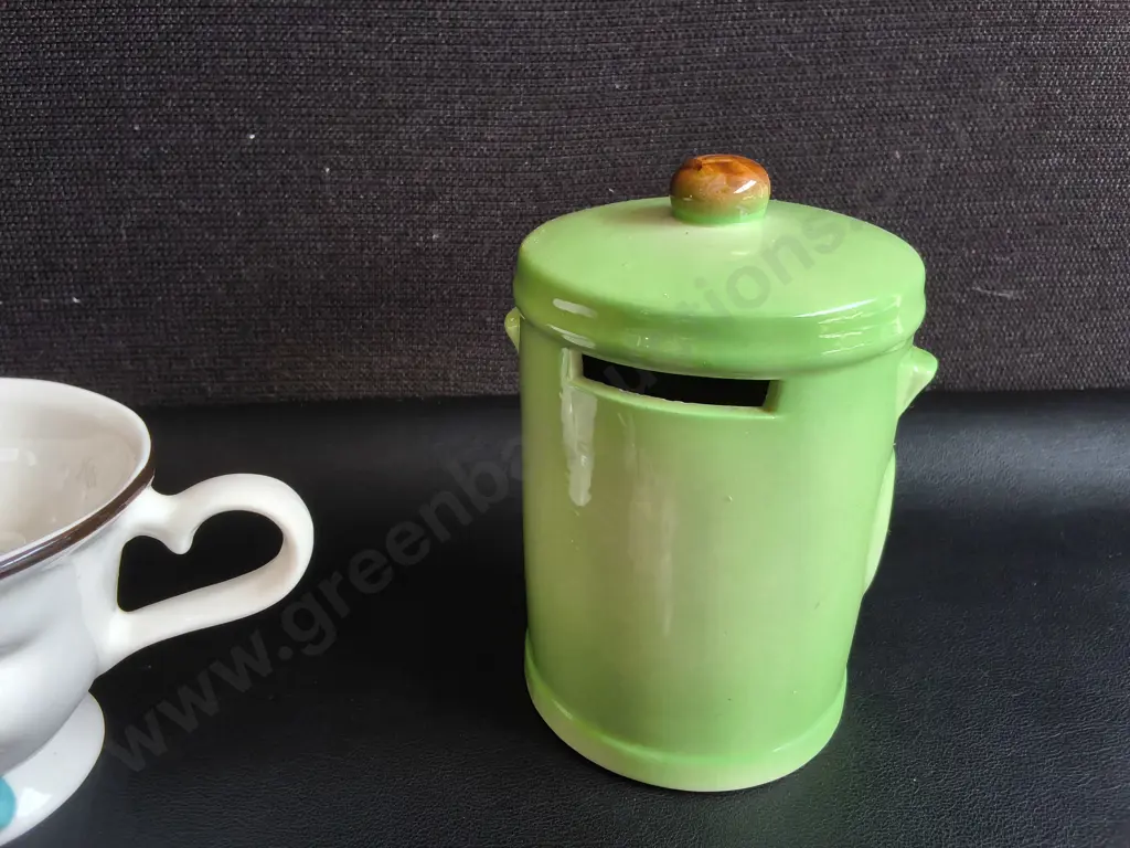 MIX OF VINTAGE CERAMICS, INCLUDING BAILEYS "YUM" CUP, DUSTY BIN MONEY BOX H 13 CM, AND SET OF 3 PORCELAIN BEAR FIGURINES Image 1++