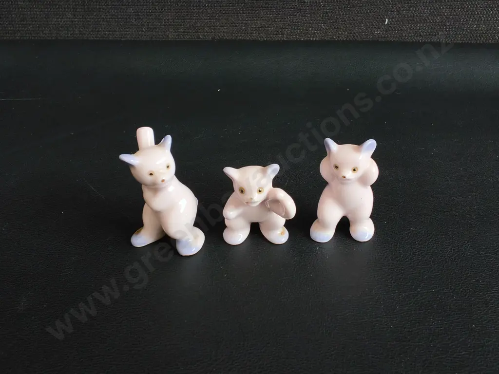 MIX OF VINTAGE CERAMICS, INCLUDING BAILEYS "YUM" CUP, DUSTY BIN MONEY BOX H 13 CM, AND SET OF 3 PORCELAIN BEAR FIGURINES Image 1++