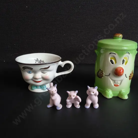 MIX OF VINTAGE CERAMICS, INCLUDING BAILEYS "YUM" CUP, DUSTY BIN MONEY BOX H 13 CM, AND SET OF 3 PORCELAIN BEAR FIGURINES