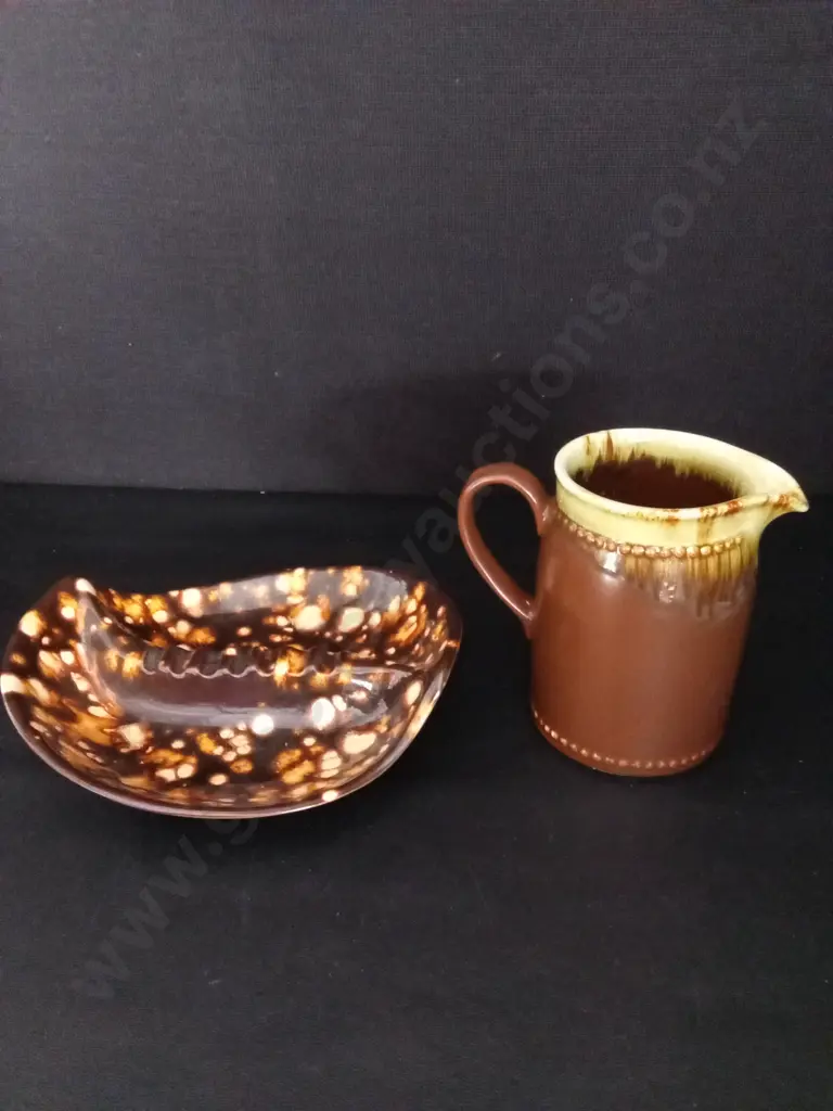 VINTAGE CROWN LYNN JUG H15CM AND A VINTAGE MID-CENTURY MODERN ASHTRAY L24CM Image 1++