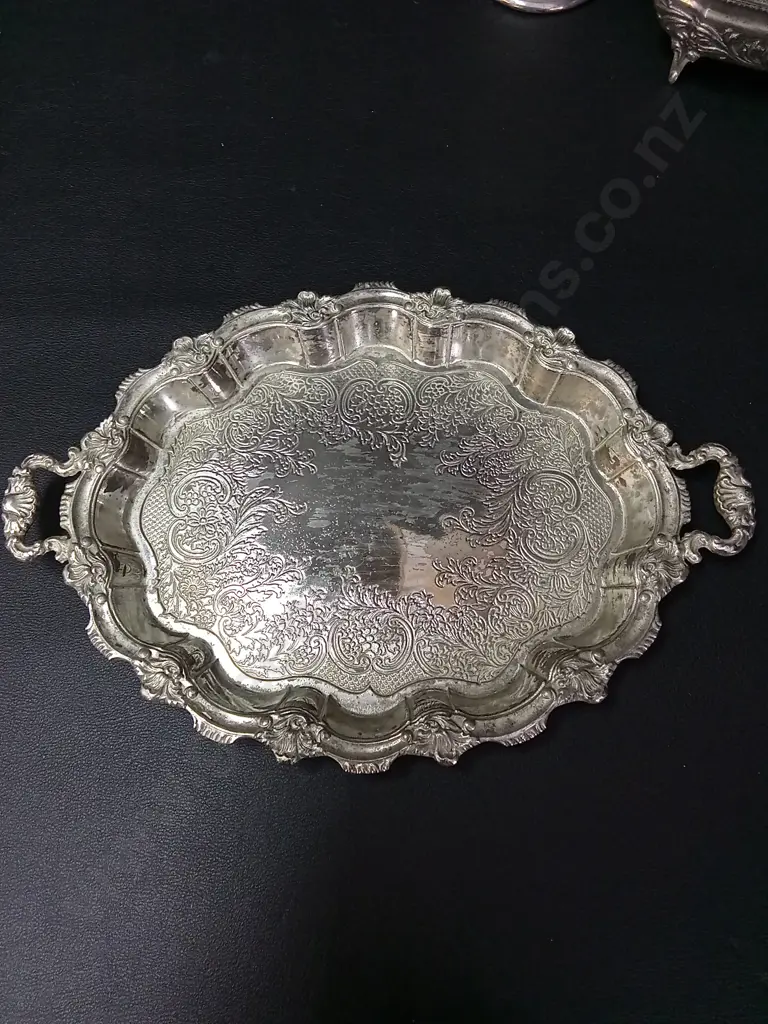 3 VINTAGE SILVER PLATED ITEMS, TRAY L25CM, TRINKET BOX L10CM AND CUP H10CM Image 1++