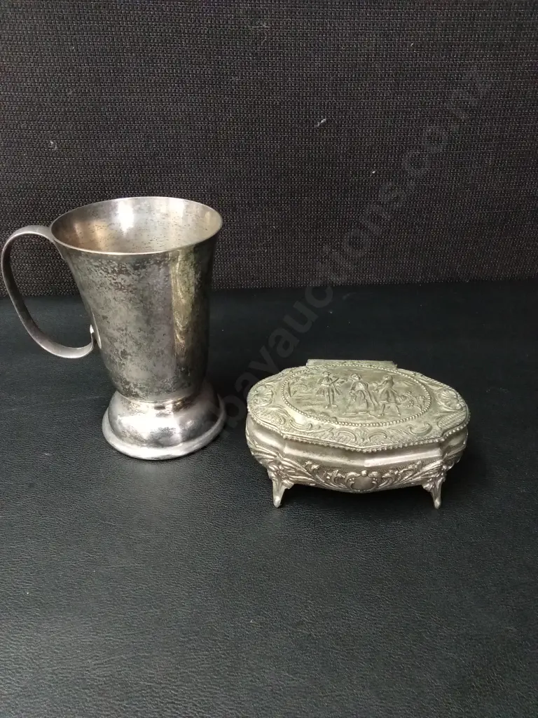 3 VINTAGE SILVER PLATED ITEMS, TRAY L25CM, TRINKET BOX L10CM AND CUP H10CM Image 1++
