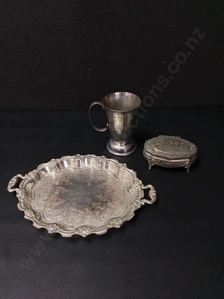 3 VINTAGE SILVER PLATED ITEMS, TRAY L25CM, TRINKET BOX L10CM AND CUP H10CM Image 1++