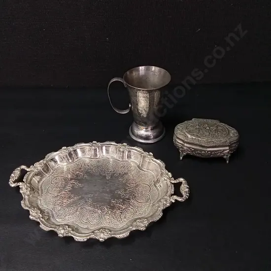 3 VINTAGE SILVER PLATED ITEMS, TRAY L25CM, TRINKET BOX L10CM AND CUP H10CM