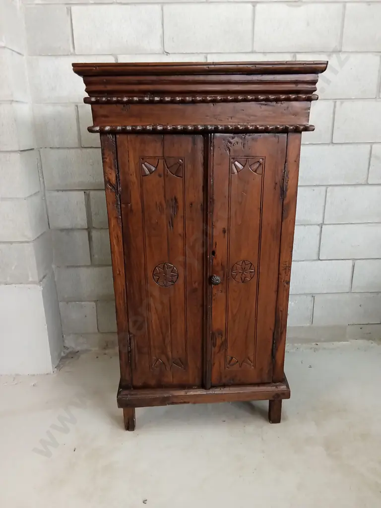 VINTAGE WOODEN TWO DOOR CABINET, H 139CM X W 77CM X D 42CM Image 1++