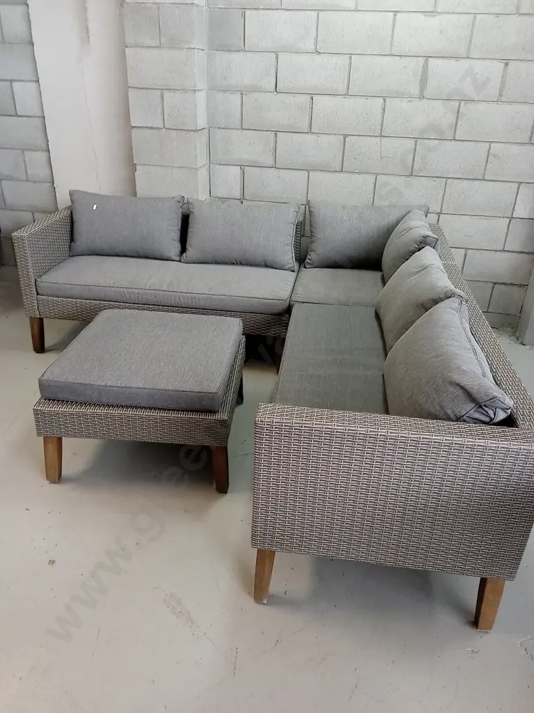 OUTDOOR RATTAN SEATING ARRANGEMENT WITH TABLE/FOOTREST Image 1++