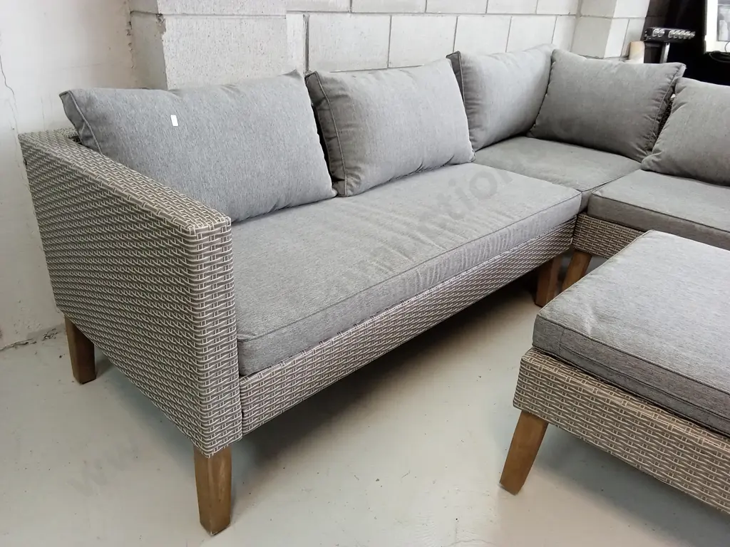 OUTDOOR RATTAN SEATING ARRANGEMENT WITH TABLE/FOOTREST Image 1++