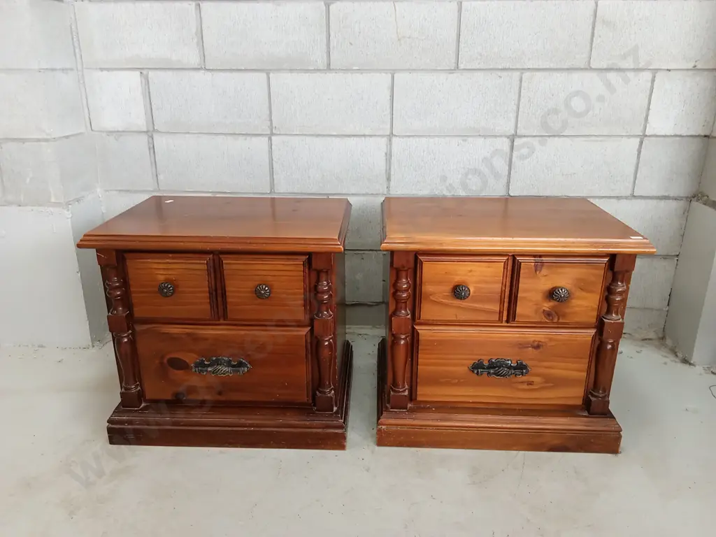 TRADITIONAL PAIR OF WOODEN NIGHTSTANDS, H 56CM X W 60CM X D 42CM Image 1++