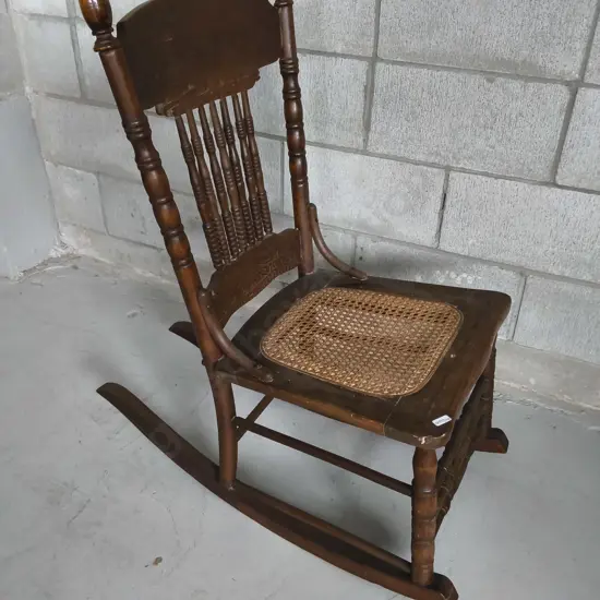 VINTAGE WOODEN ROCKING CHAIR