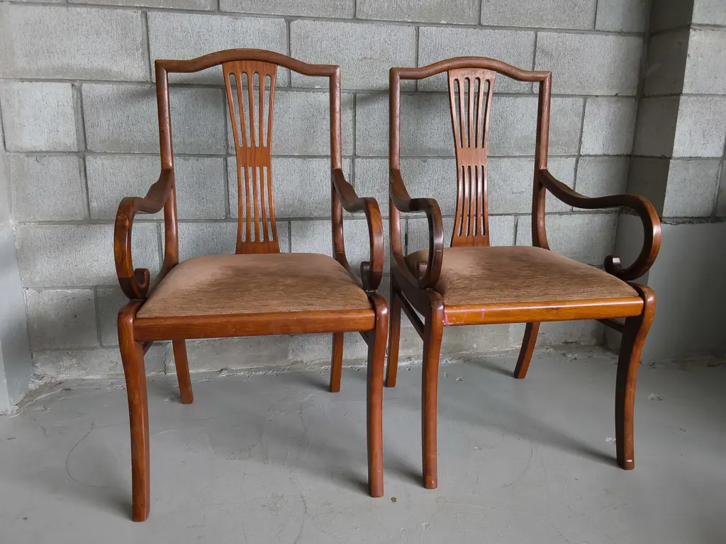 PAIR OF VINTAGE WOODEN CARVER CHAIRS Image 1++