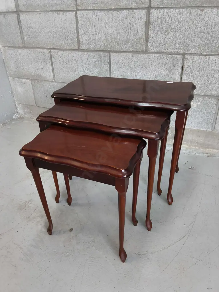 VINTAGE SET OF 3 NESTING TANLES WITH CURVED CABRIOLET LEGS, TALLEST H 46 CM X W 54 CM X D 28 CM Image 1++