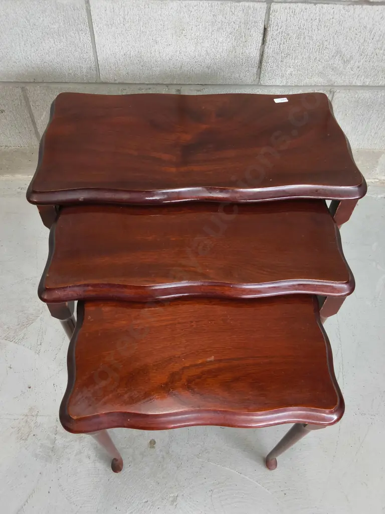 VINTAGE SET OF 3 NESTING TANLES WITH CURVED CABRIOLET LEGS, TALLEST H 46 CM X W 54 CM X D 28 CM Image 1++