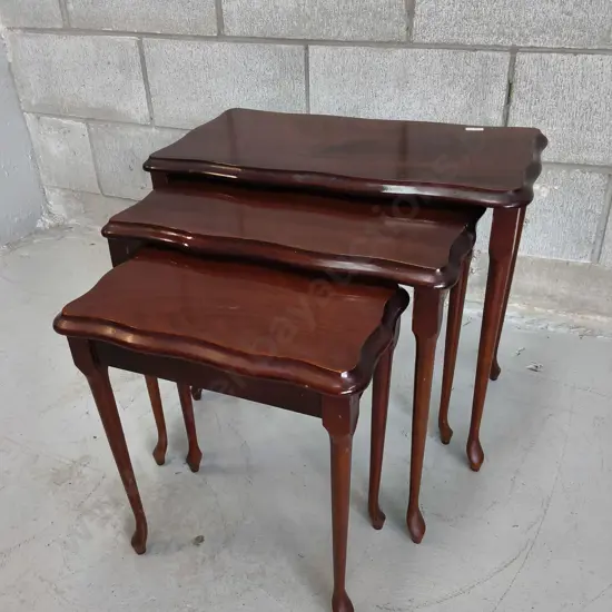 VINTAGE SET OF 3 NESTING TANLES WITH CURVED CABRIOLET LEGS, TALLEST H 46 CM X W 54 CM X D 28 CM