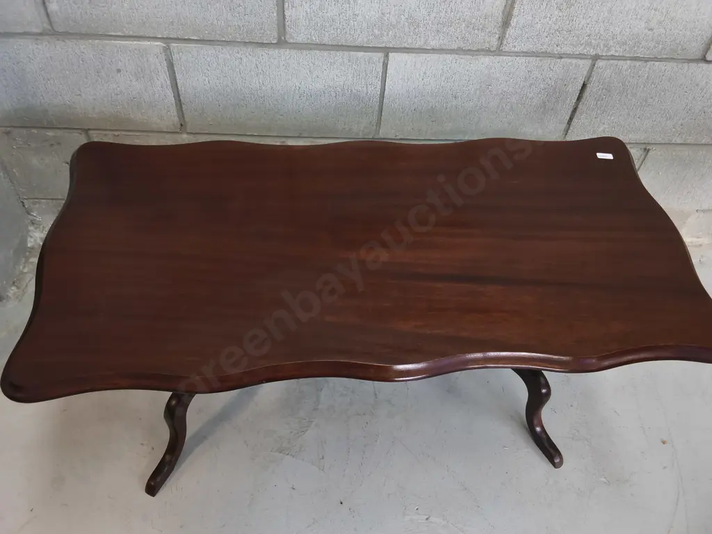 VINTAGE MAHOGANY FINISHED PIE CRUST COFFEE TABLE, H 49 CM X W 90 CM X D 45 CM Image 1++
