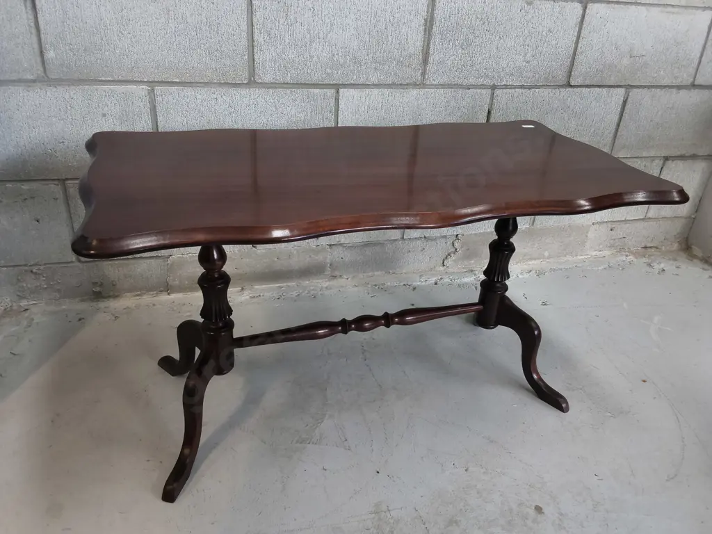 VINTAGE MAHOGANY FINISHED PIE CRUST COFFEE TABLE, H 49 CM X W 90 CM X D 45 CM Image 1++