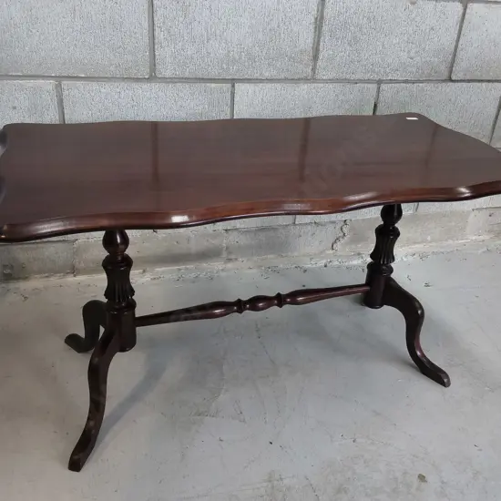 VINTAGE MAHOGANY FINISHED PIE CRUST COFFEE TABLE, H 49 CM X W 90 CM X D 45 CM