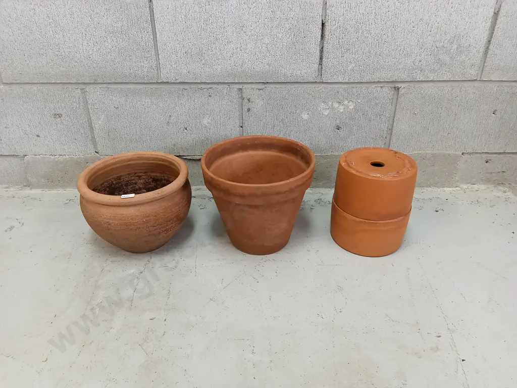 SET OF THREE SMALL POTS, TALLEST IS 22CM Image 1++