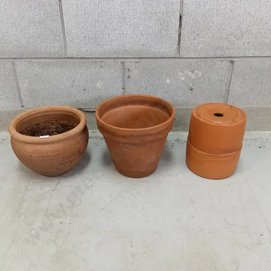 SET OF THREE SMALL POTS, TALLEST IS 22CM