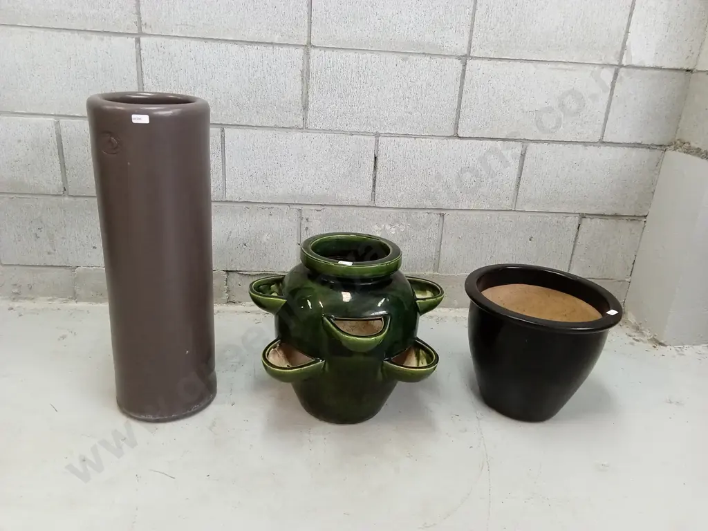 SET OF THREE POTS, TALLEST IS 61CM Image 1++