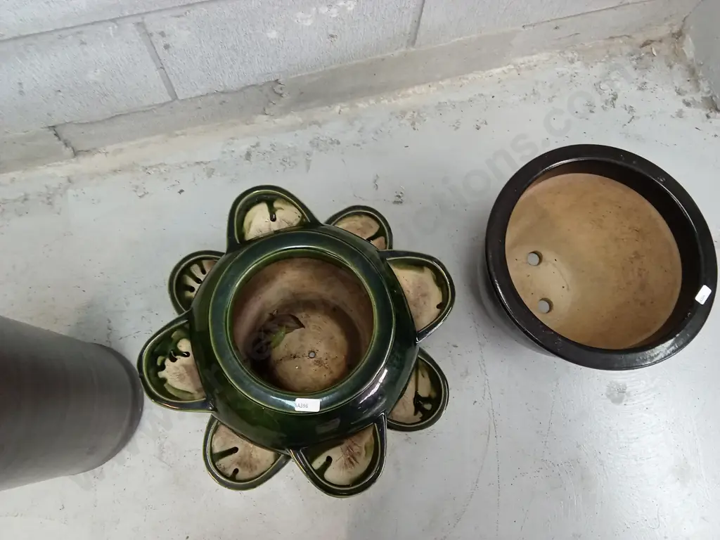 SET OF THREE POTS, TALLEST IS 61CM Image 1++