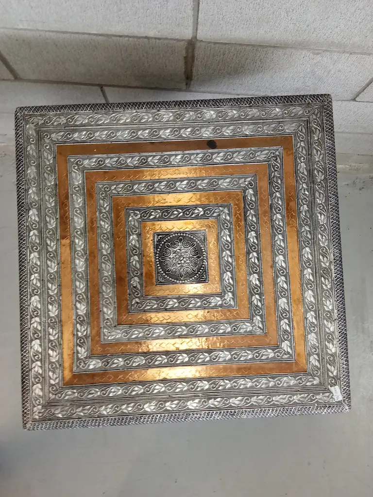 DECORATIVE LIGHT METAL TABLE, 75CM X 56CM X 56CM Image 1++